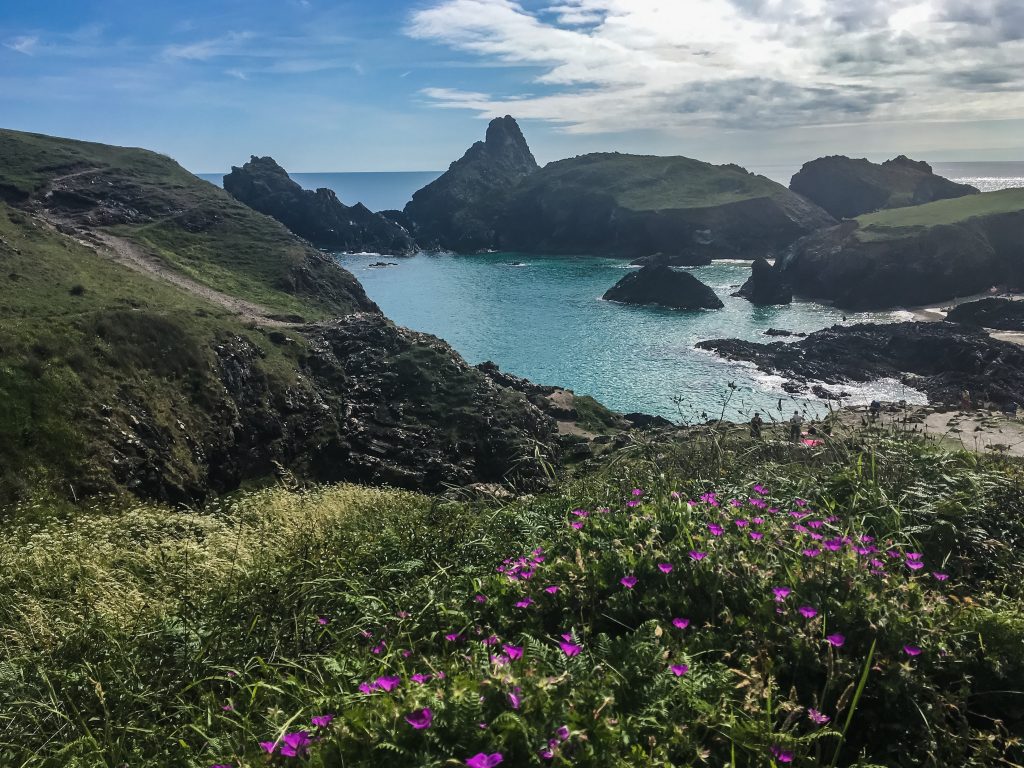 coastal-walk-the-lizard-to-kynance-cove-runawaybrit