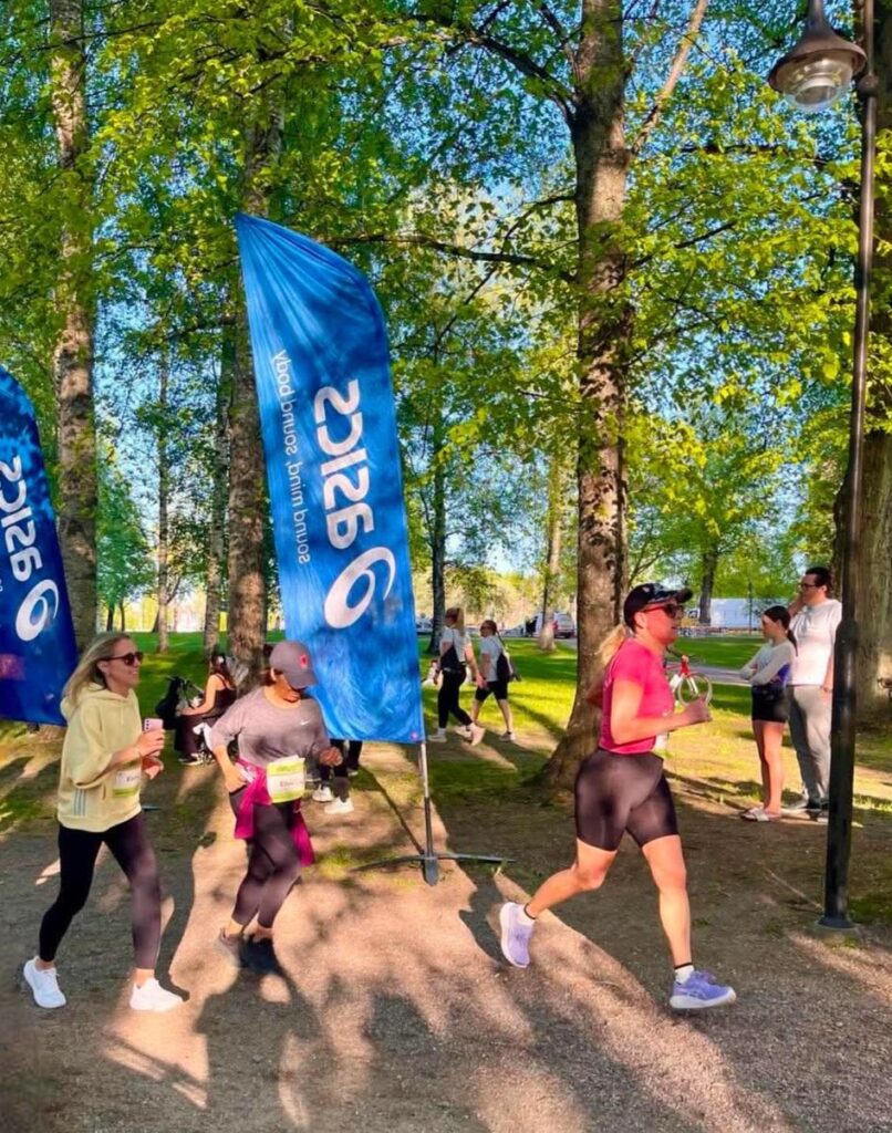 Women running Vårruset, Sweden's Spring Run for women